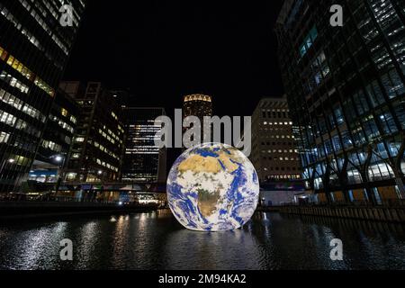 Londres, Royaume-Uni. 16th janvier 2023. La Terre flottante, installation de lumière par Luke Jerram, dans le quai central à Canary Wharf. Un globe magique géant flotte dans l'eau de Middle Dock à Canary Wharf dans le cadre de l'exposition du festival des lumières d'hiver après deux ans d'attente en raison de la pandémie de COVID. Le festival débutera le mercredi, de 18 janvier à samedi, 28 janvier. Crédit : SOPA Images Limited/Alamy Live News Banque D'Images