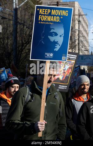 Seattle, Washington, États-Unis. 16th janvier 2023. Des centaines de personnes défilent dans le quartier central de Seattle pour célébrer la vie et le travail de Martin Luther King Jr Cette année marque le Seattle MLK Jr. Organisation de 40th ans de la Coalition en hommage à l'héritage de M. Kings. Crédit : Paul Christian Gordon/Alay Live News Banque D'Images