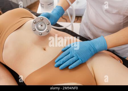 Destruction de la cellulite dans la zone abdominale par un appareil à ultrasons. Banque D'Images
