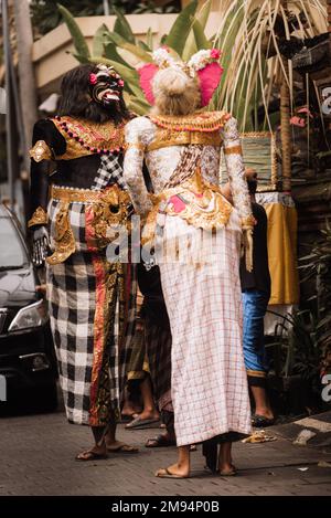 Rituel traditionnel de célébration à Bali, Indonésie. La cérémonie traditionnelle balinaise dans les rues d'Ubud a eu lieu par la semaine galungan. costume Banque D'Images