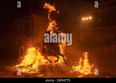 San Bartolome de Pinares, Espagne. 16th janvier 2023. Un cavalier passe à travers un feu de joie fabriqué avec des branches de pins dans le village de San Bartolome de Pinares pendant le festival religieux traditionnel de 'Las Luminarias' en l'honneur de San Antonio Abad (Saint Anthony), patron des animaux célébrés chaque soir de 16 janvier. Les cavaliers prennent part à une procession avec leurs chevaux et ânes, en traversant les feux de joie multiples allumés dans les rues de la ville. (Photo de Guillermo Gutierrez/SOPA Images/Sipa USA) crédit: SIPA USA/Alay Live News Banque D'Images