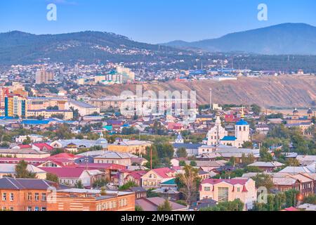 Ulan-Ude, Russie - 20 juillet 2022: Vue panoramique depuis la hauteur de la ville en été au coucher du soleil Banque D'Images