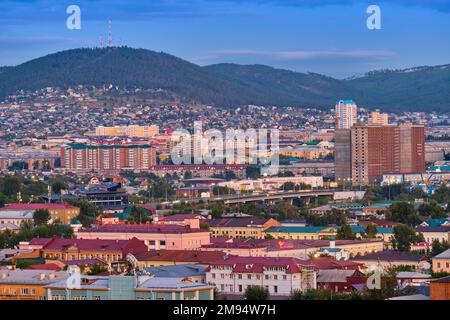 Ulan-Ude, Russie - 20 juillet 2022: Vue panoramique depuis la hauteur de la ville en été au coucher du soleil Banque D'Images