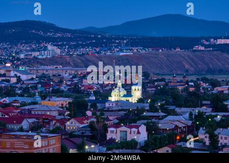 Ulan-Ude, Russie - 20 juillet 2022: Vue panoramique depuis la hauteur de la ville en été dans la soirée Banque D'Images