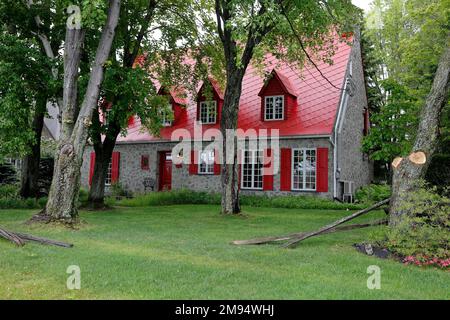 Architecture, ancienne maison au toit rouge, Saint-Tite, province de Québec, Canada Banque D'Images