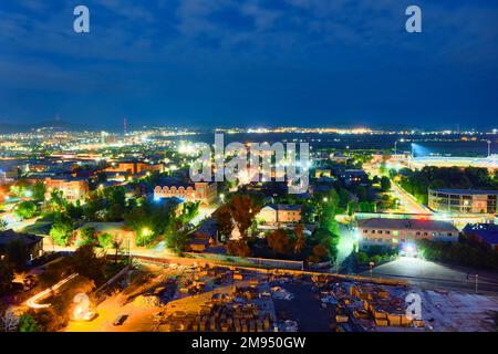 Ulan-Ude, Russie - 21 juillet 2022: Vue panoramique depuis la hauteur de la ville en été dans la soirée Banque D'Images