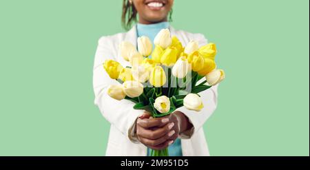 Bannière de la femme noire tient bouquet de fleurs salutation Banque D'Images