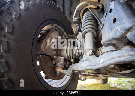 Système de direction et de suspension d'un vus. Vue rapprochée de la traction avant et de la suspension Banque D'Images