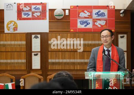 (230117) -- BUDAPEST, le 17 janvier 2023 (Xinhua) -- Jin Hao, directeur du Centre culturel de la Chine à Budapest, s'adresse à la cérémonie de lancement de l'année du timbre de lapin au Musée du timbre de Hongrie à Budapest, en Hongrie, le 16 janvier 2023. Un timbre-poste commémoratif marquant le nouvel an lunaire chinois (2023, année du lapin) a été émis ici lundi. Le timbre a été émis par le Musée du timbre de Hongrie en collaboration avec l'ambassade de Chine en Hongrie, le Ministère du développement économique du pays, le Centre culturel de la Chine à Budapest et la poste hongroise. (Photo d'Attila Volgyi/Xinhu Banque D'Images