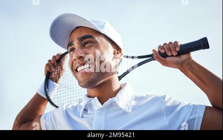 Je pense que j'ai fait le tri de mon swing. un beau jeune homme debout et tenant une raquette de tennis pendant la pratique. Banque D'Images