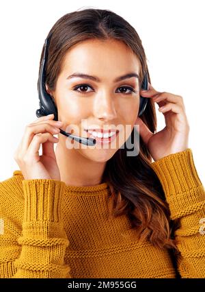 Centre d'appels, consultant et portrait de femme isolée avec le sourire et la communication sur fond blanc. Télémarketing, crm et micro-casque chez Banque D'Images