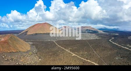Volcans dans le parc national de Timanfaya sur l'île de Lanzarote voyage vue aérienne panorama sur les îles Canaries en Espagne Banque D'Images