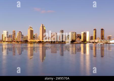 Gratte-ciel du centre-ville de San Diego avec voyage en bord de mer en Californie aux États-Unis Banque D'Images