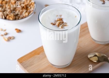 Kéfir, babeurre ou yaourt avec granola. Yaourt en verre Banque D'Images