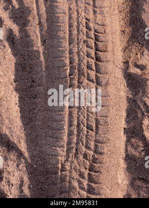 Piste de roue d'un 4x4 passant devant la plage au coucher du soleil Banque D'Images