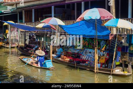 Marché flottant sur le Khlong, Damnoen Saduak, province de Ratchaburi, Thaïlande, Asie Banque D'Images