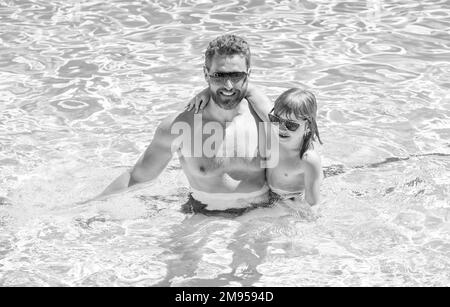 enfance et parentalité. père et fils portent des lunettes dans la piscine. Banque D'Images