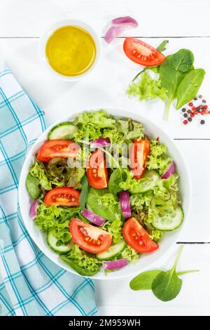 Salade mixte avec tomates fraîches nourriture saine manger à partir du format portrait ci-dessus sur un panneau de bois Banque D'Images