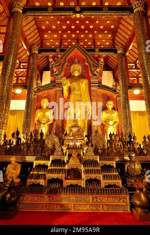 L'intérieur de Wat Phra Singh est l'un des temples bouddhistes importants de Chiang Mai, Thaïlande et est construit dans le style de l'architecture Lanna. Banque D'Images