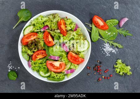Salade mixte avec tomates fraîches nourriture saine manger d'en haut sur une ardoise Banque D'Images