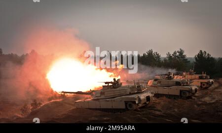 Document de travail photo datée de 6 novembre 2014 montre des soldats de la Compagnie C, 2nd Bataillon, 8th Cavalry Regiment, 1st Brigade combat Team, 1st Cavalry Division, des tirs de leurs chars M1A2 Abrams dans la zone d'entraînement d'Adazi, Lettonie. Plusieurs nations européennes ont pour la première fois répondu à l’appel de longue date du président Volodymyr Zelensky pour fournir des chars d’assaut modernes à Kiev. La France, la Pologne et le Royaume-Uni se sont engagés à envoyer bientôt des chars d'assaut à l'armée ukrainienne pour qu'elle les utilise dans ses efforts de protection contre la Russie. La Finlande envisage de suivre cette voie. Photo des États-Unis Armée via ABACAPRESS.C Banque D'Images