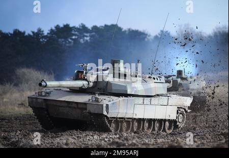 Photo de dossier datée de 30 novembre 2012 montre des soldats français, sur un char Leclerc, simulant une attaque au camp militaire d'entraînement de Sissonne, France. Plusieurs nations européennes ont pour la première fois répondu à l’appel de longue date du président Volodymyr Zelensky pour fournir des chars d’assaut modernes à Kiev. La France, la Pologne et le Royaume-Uni se sont engagés à envoyer bientôt des chars d'assaut à l'armée ukrainienne pour qu'elle les utilise dans ses efforts de protection contre la Russie. La Finlande envisage de suivre cette voie. Photo de Nicolas Gouhier/ABACAPRESS.COM Banque D'Images