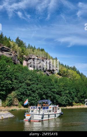 Excursion en bateau sur le canal de la Marne au Rhin (canal de la Marne-Rhin) près de l'avion incliné de Saint-Louis-Arzviller, Moselle Banque D'Images