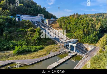 Le tourisme fluvial sur le canal de la Marne au Rhin (canal Marne-Rhin) au plan incliné de Saint-Louis-Arzviller, remontée mécanique de la Moselle Banque D'Images