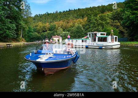 Excursion en bateau sur le canal la Marne au Rhin (canal Marne-Rhin) à bord d'un BATEAU électrique D'ÉPOQUE, près de Henridorff, dans le département de la Moselle Banque D'Images