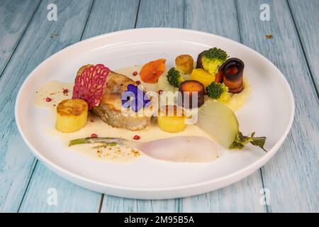 Recette de steak de morue, purée de pommes de terre et son farandole de légumes, panais, navet, brocoli, pomme de terre confite Banque D'Images