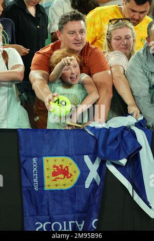 Melbourne, Australie. 17th janvier 2023. Les fans écossais fêtent après qu'Andy Murray, de Grande-Bretagne, a battu Matteo Berrettini, d'Italie 6-3 6-3 4-6 6-7 7-6 lors du match de la série 1 entre Andy Murray, de Grande-Bretagne, et Matteo Berrettini, d'Italie, le jour 2, à l'Open de tennis australien 2023 à Rod laver Arena, Melbourne, Australie le 17 janvier 2023. Photo de Peter Dovgan. Utilisation éditoriale uniquement, licence requise pour une utilisation commerciale. Aucune utilisation dans les Paris, les jeux ou les publications d'un seul club/ligue/joueur. Crédit : UK Sports pics Ltd/Alay Live News Banque D'Images