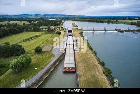 Remorqueur de 180m de long sur la Saône avec 5 000 tonnes de céréales, barrage de l'écluse de Drace (centre-est de la France) Banque D'Images