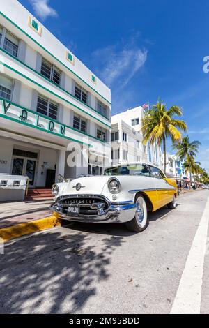 Miami Beach, États-Unis - 15 novembre 2022: L'hôtel Avalon est un hôtel de style art déco et de format classique de portrait de voiture sur Ocean Drive à Miami BE Banque D'Images