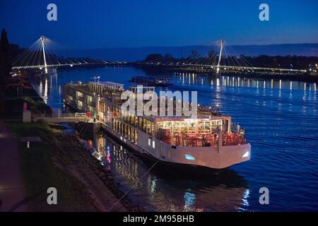 Croisière en bateau à vapeur Viking Hermond le long du quai à Kehl, sur le Rhin Banque D'Images