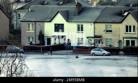 Glasgow, Écosse, Royaume-Uni 17th janvier 2023. Météo au Royaume-Uni : le ciel clair et froid a vu un départ très froid avec la promesse de pire à venir comme les gens se sont réveillés dans un pays merveilleux d'hiver. Crédit Gerard Ferry/Alay Live News Banque D'Images