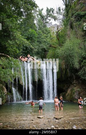 Pont-en-Royans (sud-est de la France) : la cascade blanche (« cascade blanche ») dans le massif du Vercors, ruisseau de Vernaison Banque D'Images