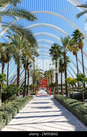 Valence, Espagne - 17 février 2022: Ciutat des Arts i les Ciencies avec l'Umbracle bâtiment architecture moderne par Santiago Calatrava portrait pour Banque D'Images