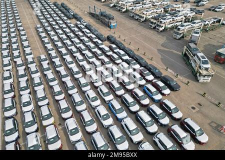 YANTAI, CHINE - le 17 JANVIER 2023 - Un grand nombre de camions destinés à l'exportation sont assemblés pour être expédiés au port de Yantai, dans la province de Shandong, en Chine orientale Banque D'Images