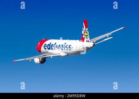 Funchal, Portugal - 17 septembre 2022 : Airbus A320 Edelweiss à l'aéroport de Funchal (FNC) au Portugal. Banque D'Images