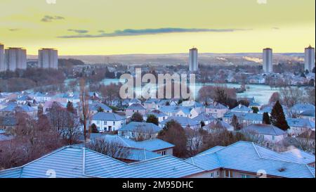 Glasgow, Écosse, Royaume-Uni 17th janvier 2023. Météo au Royaume-Uni : le ciel clair et froid a vu un départ très froid avec la promesse de pire à venir comme les gens se sont réveillés dans un pays merveilleux d'hiver. Crédit Gerard Ferry/Alay Live News Banque D'Images