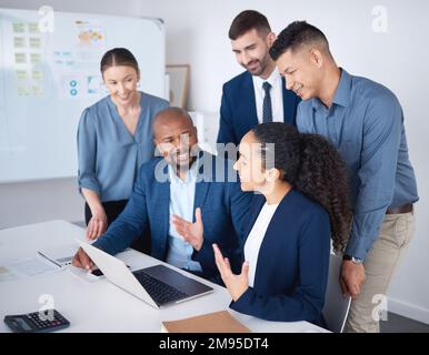 Divers groupes de gens d'affaires parlent en réunion et utilisent la technologie et la paperasserie dans une salle de réunion. Équipe de professionnels assis ensemble Banque D'Images