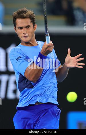 Melbourne, Australie. 17th janvier 2023. Juan Pablo Varillas du Pérou en action lors du match de la série 1 entre Alexander Zverev d'Allemagne et Juan Pablo Varillas du Pérou jour 2 à l'Open de tennis australien 2023 à Margaret court Arena, Melbourne, Australie, le 17 janvier 2023. Photo de Peter Dovgan. Utilisation éditoriale uniquement, licence requise pour une utilisation commerciale. Aucune utilisation dans les Paris, les jeux ou les publications d'un seul club/ligue/joueur. Crédit : UK Sports pics Ltd/Alay Live News Banque D'Images