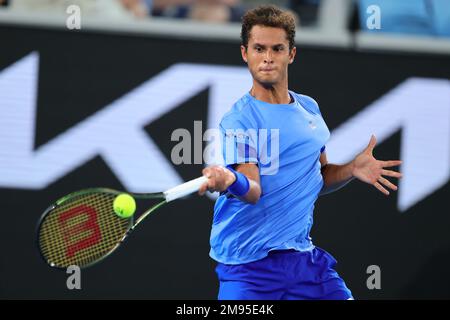 Melbourne, Australie. 17th janvier 2023. Juan Pablo Varillas du Pérou en action lors du match de la série 1 entre Alexander Zverev d'Allemagne et Juan Pablo Varillas du Pérou jour 2 à l'Open de tennis australien 2023 à Margaret court Arena, Melbourne, Australie, le 17 janvier 2023. Photo de Peter Dovgan. Utilisation éditoriale uniquement, licence requise pour une utilisation commerciale. Aucune utilisation dans les Paris, les jeux ou les publications d'un seul club/ligue/joueur. Crédit : UK Sports pics Ltd/Alay Live News Banque D'Images