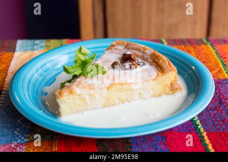 Gâteau mexicain de sangsues. Il se compose d'une éponge baignée dans trois types de lait: Lait évaporé, crème de lait et lait condensé, qui lui donnent son nam Banque D'Images