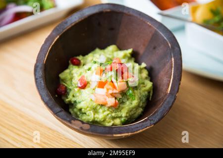 Le guacamole est une trempette, une tartinade ou une salade à base d'avocat, développée pour la première fois au Mexique. Banque D'Images