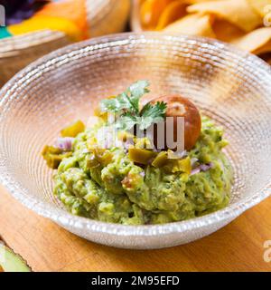 Le guacamole est une trempette, une tartinade ou une salade à base d'avocat, développée pour la première fois au Mexique. Banque D'Images