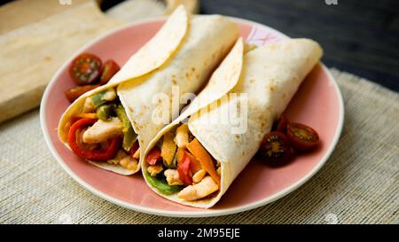 La fajita est l'un des plats les plus traditionnels et populaires de la cuisine Tex-Mex. Il se compose de viande rôtie sur le gril et coupée en lamelles Banque D'Images