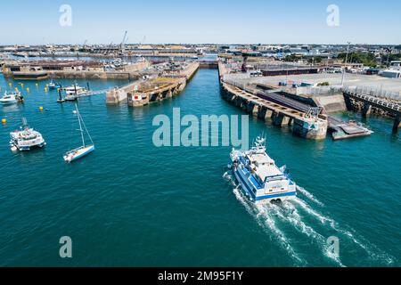 Saint-Malo (Bretagne, Nord-Ouest de la France) : bateau de pêche revenant au port, traversant l'écluse "ecluse du Naye". Bateau de pêche, drifter le PE Banque D'Images