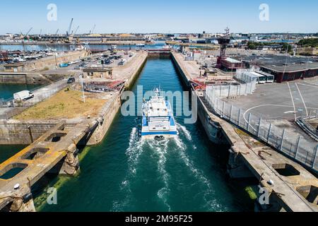 Saint-Malo (Bretagne, Nord-Ouest de la France) : bateau de pêche revenant au port, traversant l'écluse "ecluse du Naye". Bateau de pêche, drifter le PE Banque D'Images