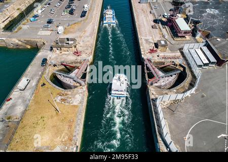 Saint-Malo (Bretagne, Nord-Ouest de la France) : deux bateaux de pêche qui renverseront au port, traversant l'écluse "ecluse du Naye". Bateaux de pêche le Pen Banque D'Images